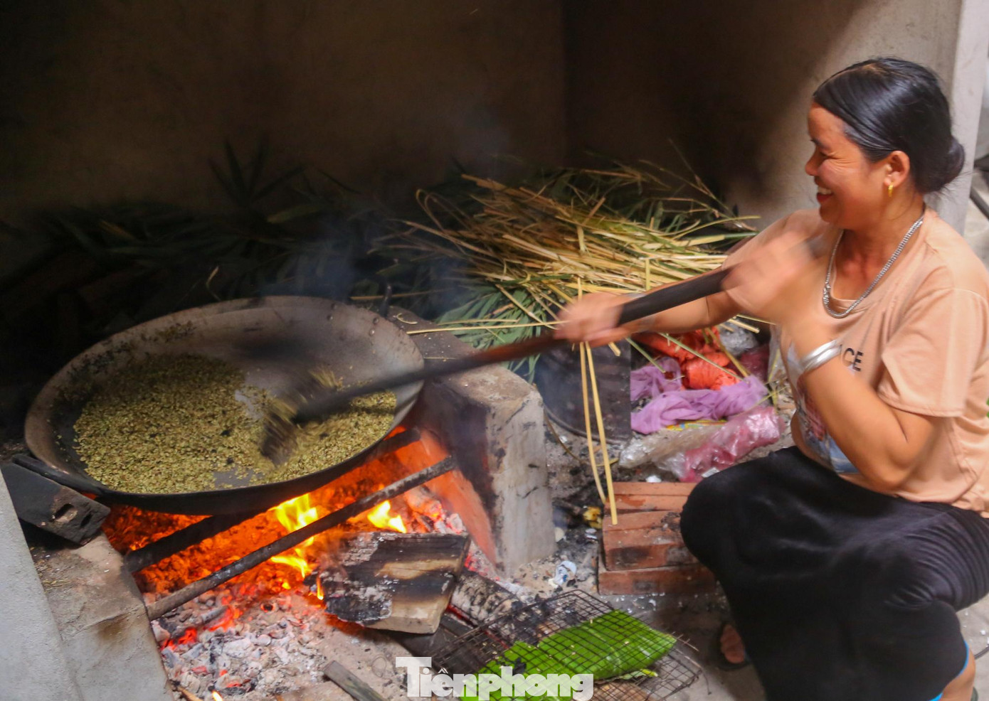 Bếp lò để rang thóc được đắp bằng xỉ than. Bà con nơi đây không đốt than mà dùng củi. Chảo rang bằng gang đúc, nhờ thế mà từng hạt cốm khi rang xong sẽ không bị cháy mà mềm dẻo, thơm ngon.