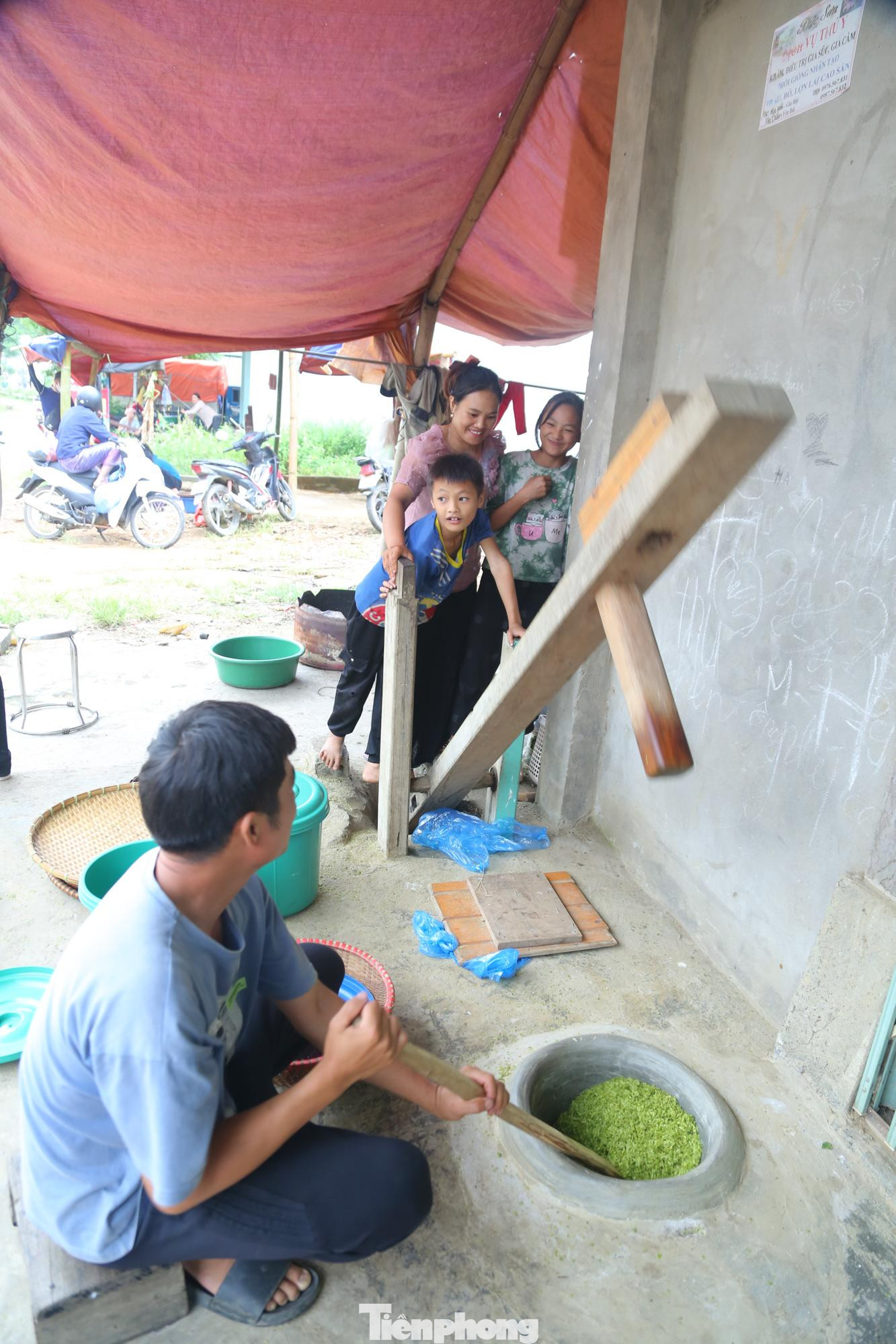 Để làm ra những hạt cốm còn giữ nguyên được hương vị đậm đà, thơm dịu đầy sức quyến rũ mang nét đặc trưng của vùng cao Yên Bái, bà con người dân tộc Thái dành nhiều thời gian, công sức, kỹ thuật để có thể tạo ra những mẻ cốm thơm, dẻo.