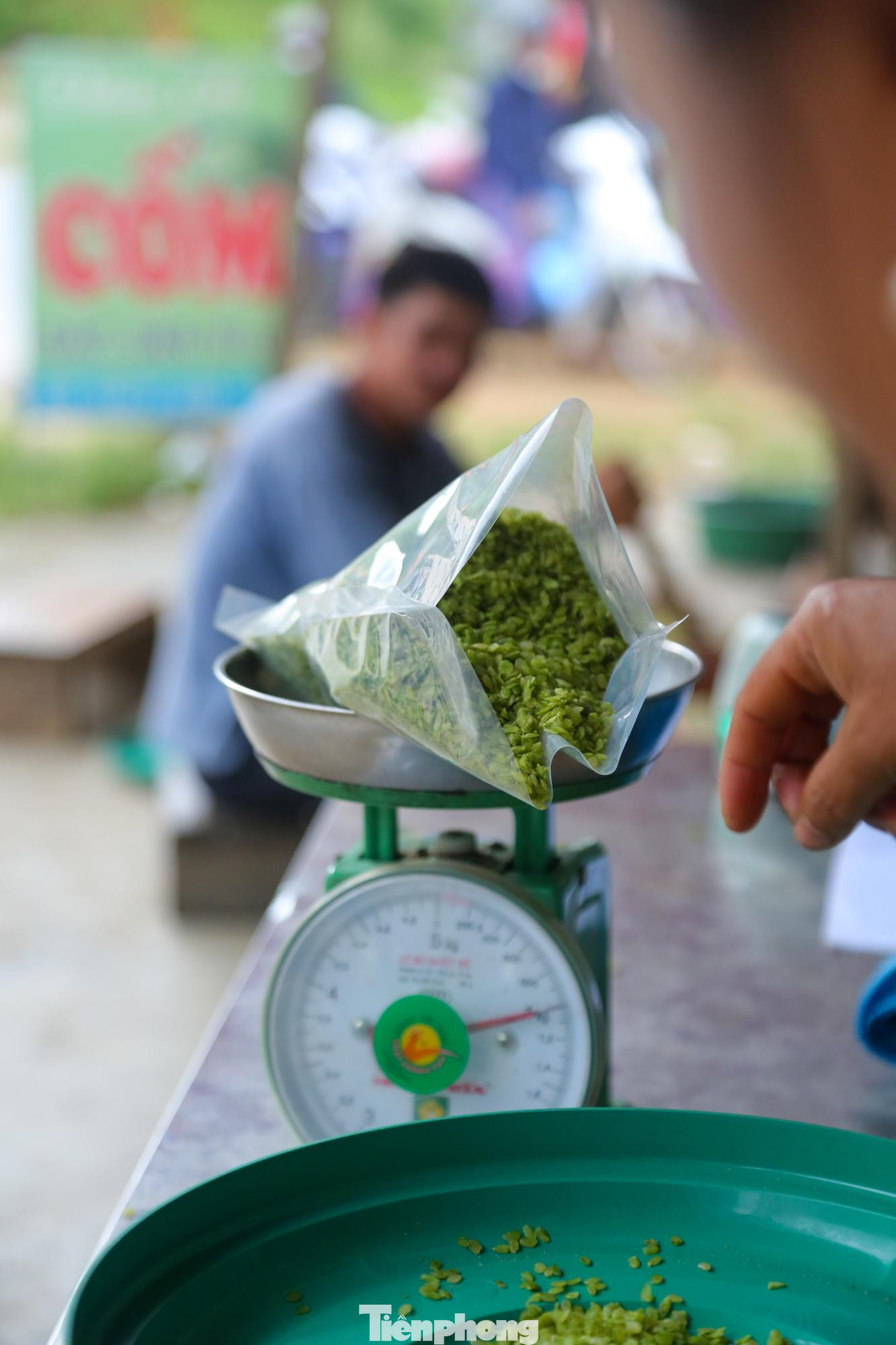 Trung bình mỗi ngày, các gia đình ở bản Nà Lóng làm được khoảng 20kg cốm với giá bán 100.000 đồng/kg.