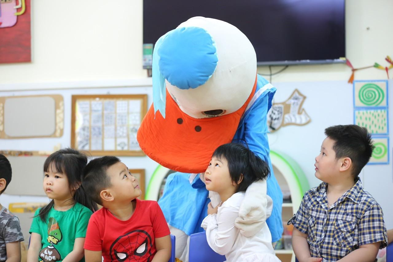 Anh Trung Kiên (quận Hai Bà Trưng) chia sẻ: “Tôi quyết định cho con đi học trở lại, tôi yên tâm khi các con quay trở lại trường học khi dịch bệnh đã được kiểm soát và công tác phòng, chống dịch của nhà trường cũng rất đảm bảo".