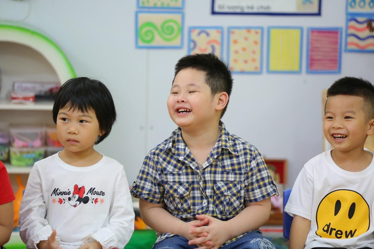 Nụ cười rạng rỡ của các bé khi được trở lại lớp học.