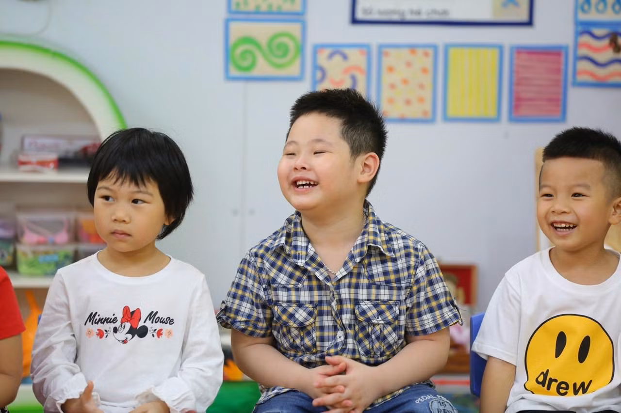 Nụ cười rạng rỡ của các bé khi được trở lại lớp học.