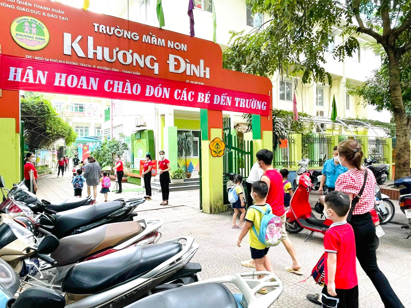 Tại trường mầm non Khương Đình, ngay từ sáng sớm, các phụ huynh đã hân hoan đưa con đến trường.