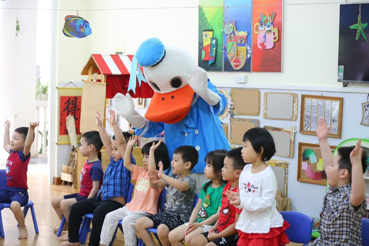 Cô Vũ Thị Hải Ngọc (Hiệu trưởng trường mầm non Vân Hồ) cho biết: “Để chuẩn bị tốt cho học sinh khi trở lại trường, toàn bộ giáo viên nhà trường đã được tập huấn cách phòng, chống dịch. Nhà trường có 300 học sinh với 12/13 lớp các con trở lại học hôm nay. Nhà trường cũng đang tổng hợp danh sách khoảng gần 100 bạn học sinh đủ 5 tuổi để chuẩn bị tiêm phòng, chống dịch COVID-19".