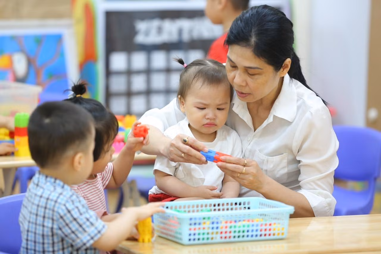 Với các lớp nhỏ 2 tuổi, khá nhiều các con mếu máo, lạ lẫm khi đến lớp học hôm nay. Các cô giáo phải mất khá nhiều thời gian dỗ dành, ổn định cho các con.