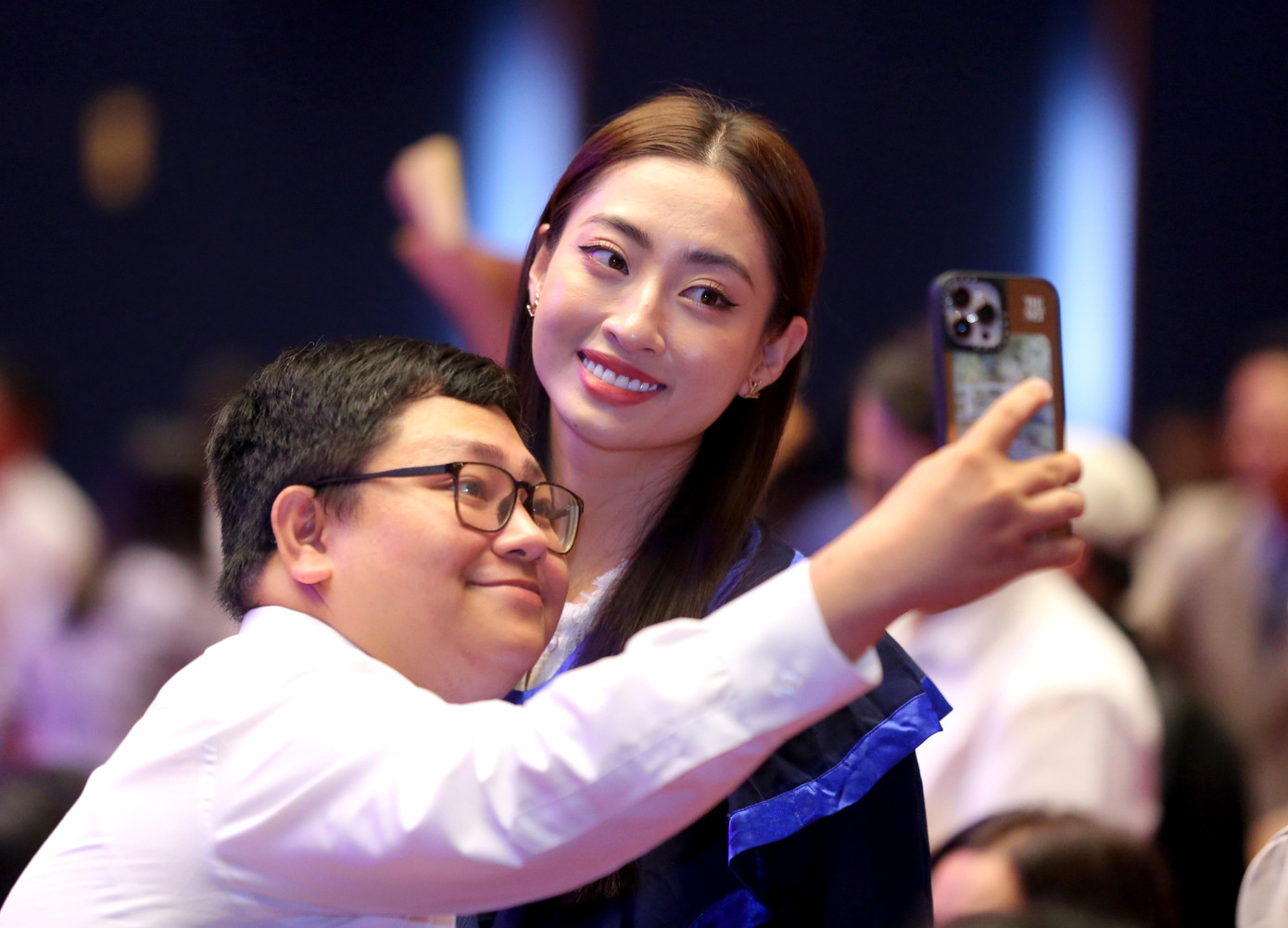 Thuỳ Linh tươi tắn chụp hình lưu lại các khoảng khắc đặc biệt trong buổi lễ tốt nghiệp cùng các thầy cô...