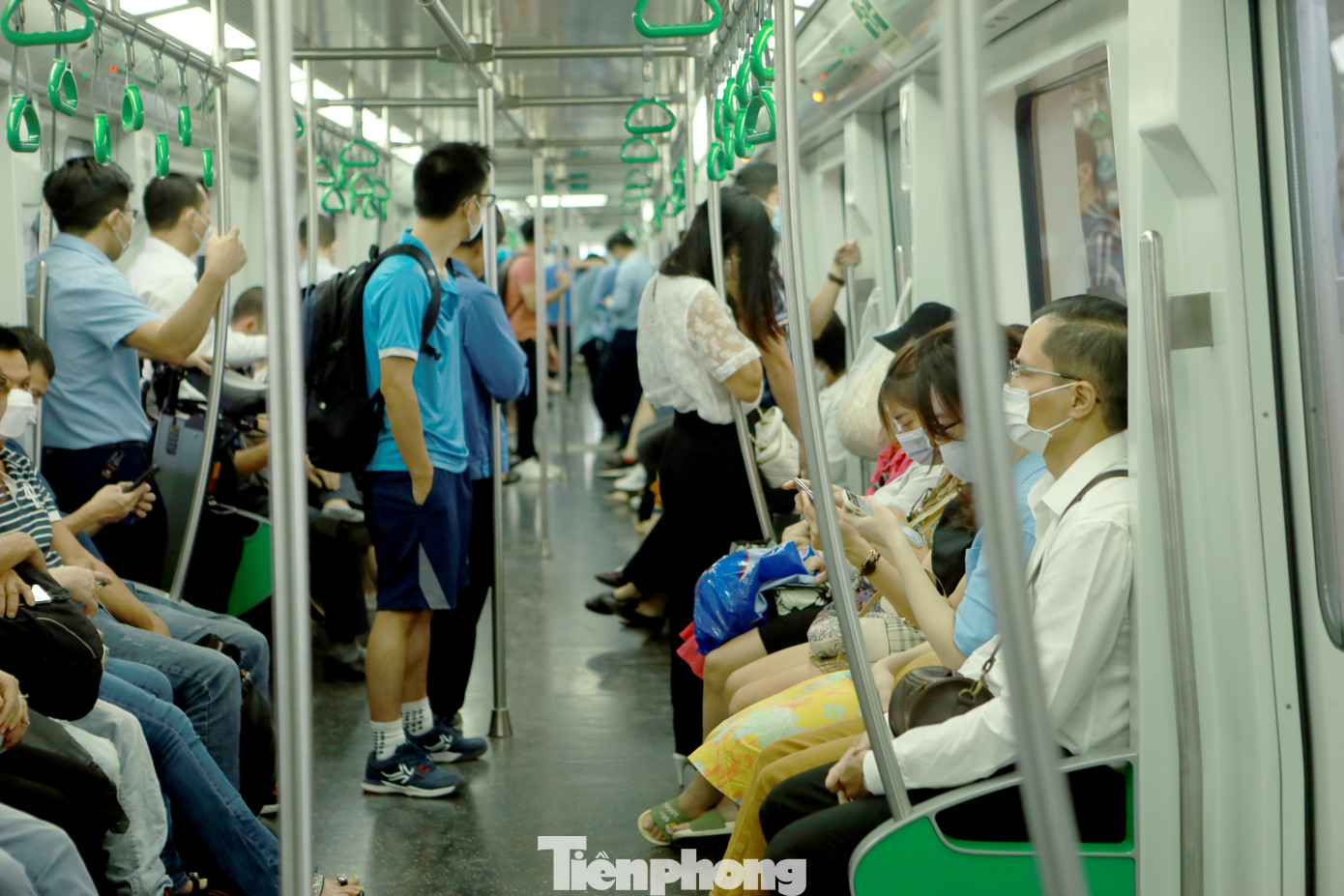 Phần nhiều hành khách là dân văn phòng, công sở...