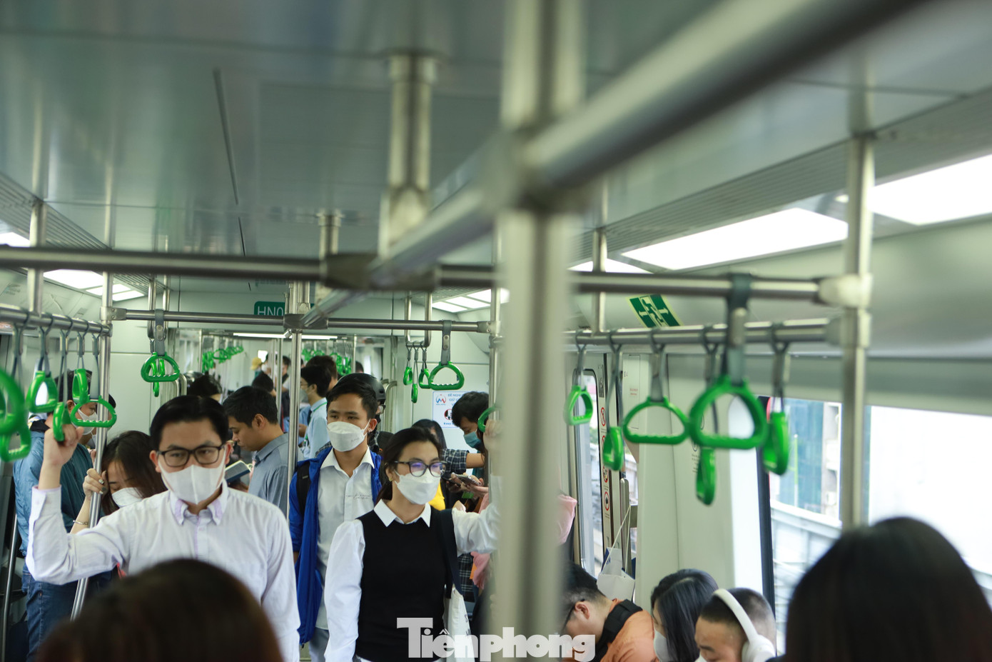 Sau gần một năm đưa vào vận hành, tàu điện trên cao Cát Linh - Hà Đông ngày càng thu hút người dân sử dụng nhiều hơn.