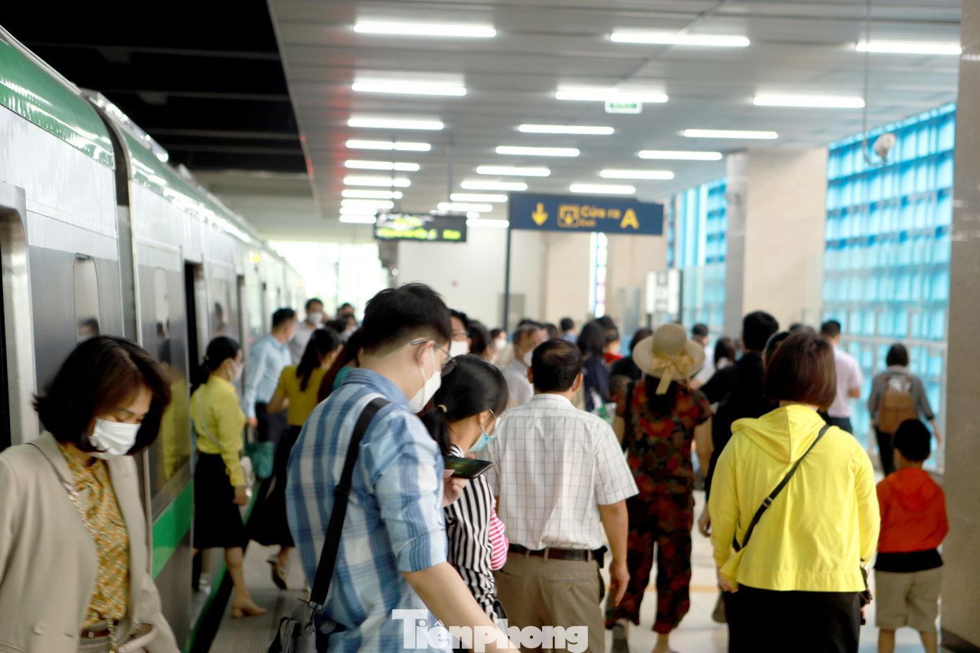 "Bắt đầu từ tháng 10, sản lượng khách đi tàu đạt khoảng 32.000 hành khách/ngày. Hiện nay vé tháng, bình quân cả ngày chiếm 70%. Vào giờ cao điểm số lượng người đi vé tháng chiếm tới 85%", đại diện Metro Hà Nội cho biết.