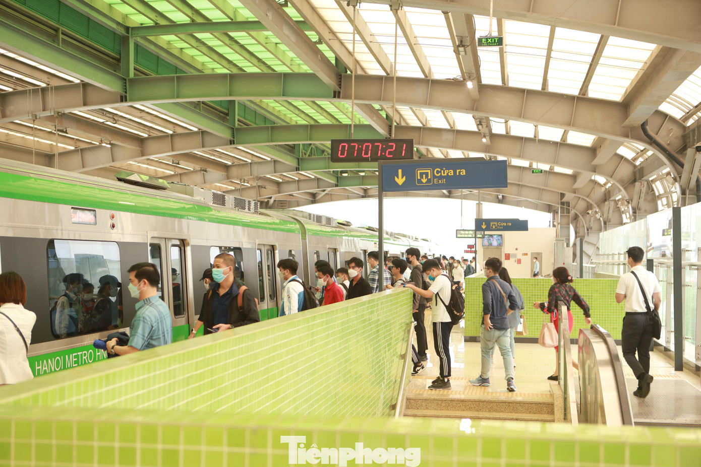 Vào khung giờ cao điểm hàng ngày từ 7h15-7h45, các toa tàu luôn trong tình trạng chật cứng, không còn ghế trống, hành khách đứng san sát nhau.