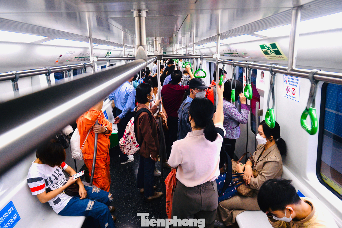 Từ đầu tháng 9, để đáp ứng nhu cầu đi lại của người dân, Metro Hà Nội đã điều chỉnh thời gian giãn cách chạy tàu xuống 6 phút/chuyến...