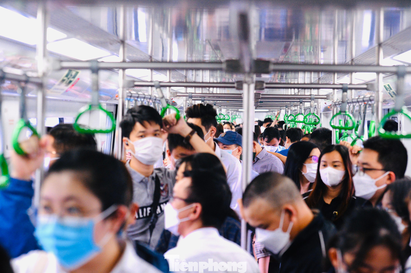 ...học sinh, sinh viên đi học ở dọc tuyến tàu điện chạy qua.