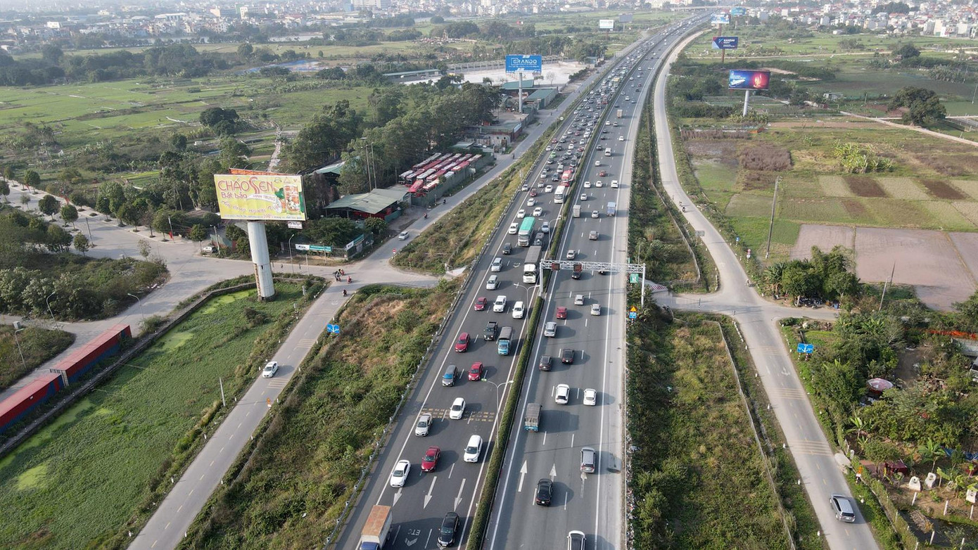 Ghi nhận tại nút giao từ cao tốc Pháp Vân - Cầu Giẽ hướng từ trung tâm thành phố Hà Nội, giao thông đã ùn ứ từ đầu giờ chiều nay.