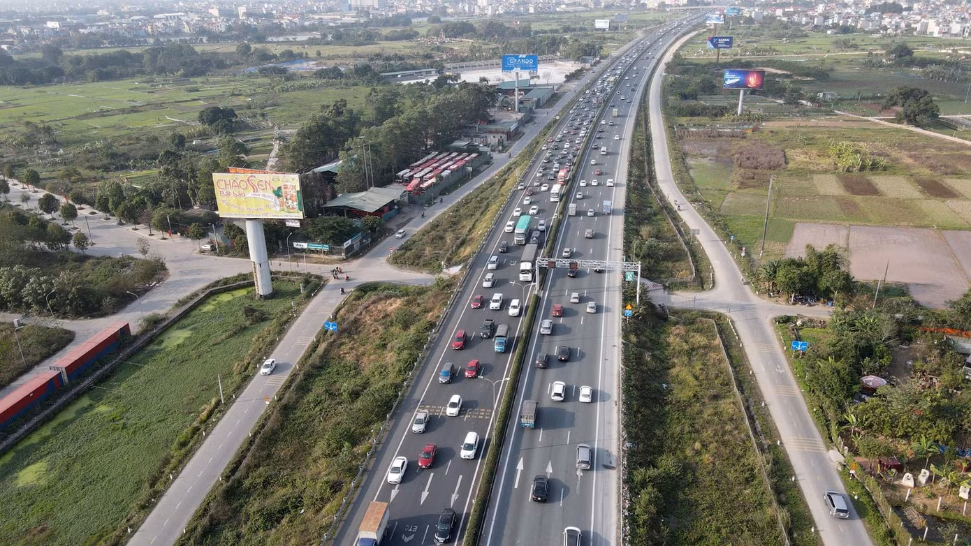 Ghi nhận tại nút giao từ cao tốc Pháp Vân - Cầu Giẽ hướng từ trung tâm thành phố Hà Nội, giao thông đã ùn ứ từ đầu giờ chiều nay.