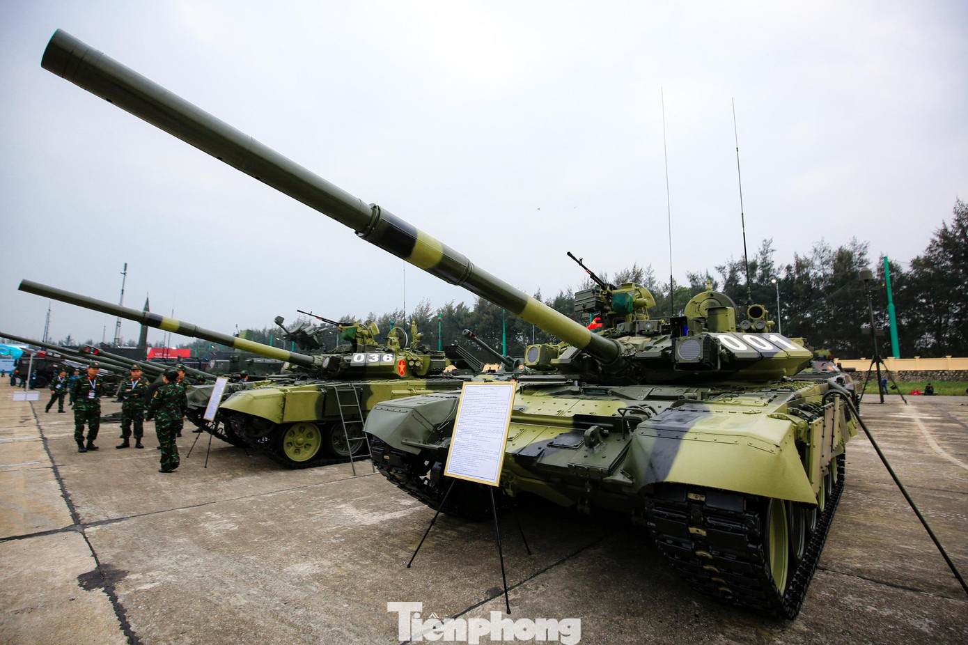 Xe tăng T-90SK của Quân đội nhân dân Việt Nam, do Nga sản xuất, có khối lượng 46,5 tấn, động cơ 1.000 mã lực, vận tốc lớn nhất đạt 60 km/h. Xe tăng được trang bị pháo nòng trơn cỡ 125 mm với hệ thống nạp đạn tự động, tốc độ bắn tối đa 8 phát/phút, cùng súng máy đồng trục PKT và súng máy 12,7 mm trên nóc tháp pháo