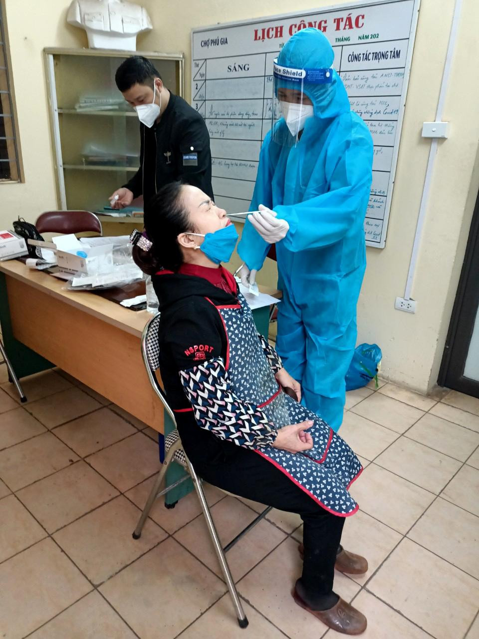 BQL chợ thông qua các chủ cửa hàng để nắm lịch trình của nhân viên trực thuộc và sẽ cho ngừng hoạt động nếu cửa hàng nào có người bị F0.