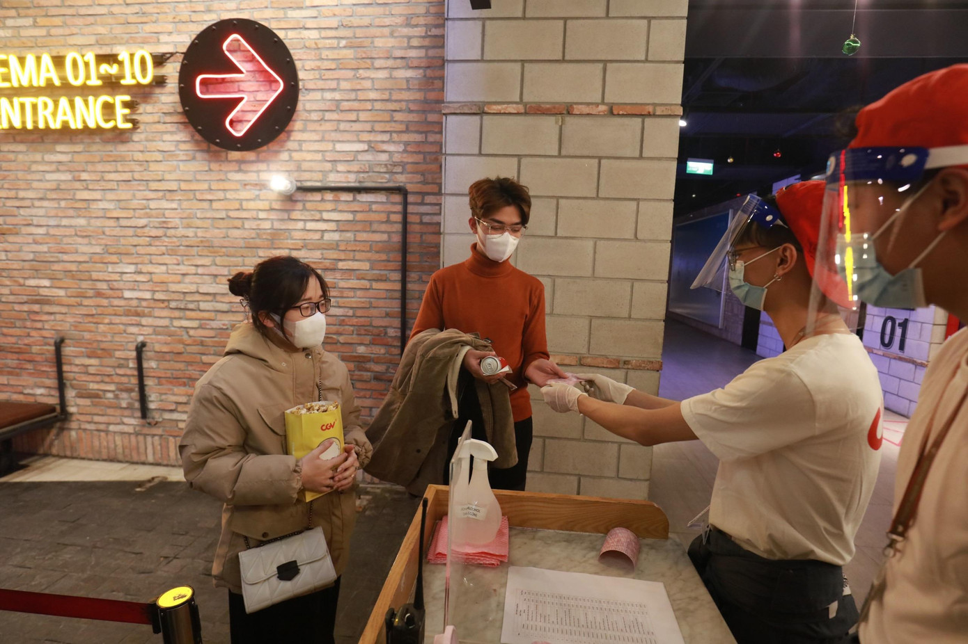 Mỗi khách trước khi vào rạp đều phải khai báo y tế, khử khuẩn và đo thân nhiệt.. để đảm bảo phòng chống dịch.