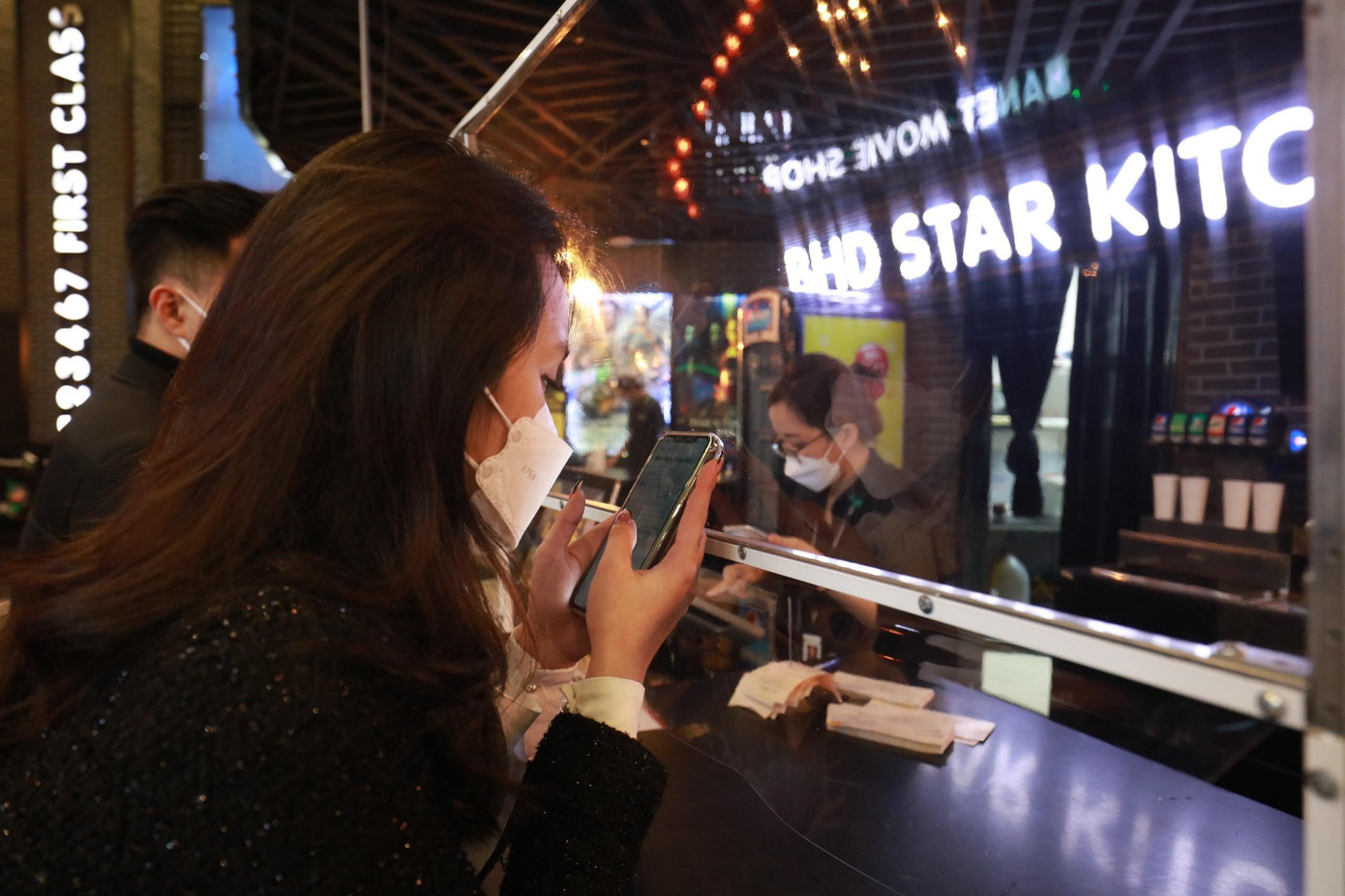 Ghi nhận tại một rạp phim ở quận Đống Đa, rất đông bạn trẻ đang xếp hàng mua vé để thưởng thức các bộ phim bom tấn.