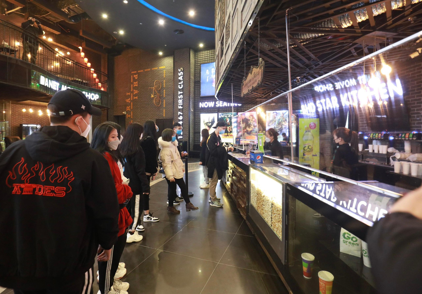 Ngay trong ngày đầu được mở cửa trở lại, các rạp chiếu phim như CGV, BHD... đều đông kín khách đặc biệt là các bạn trẻ.