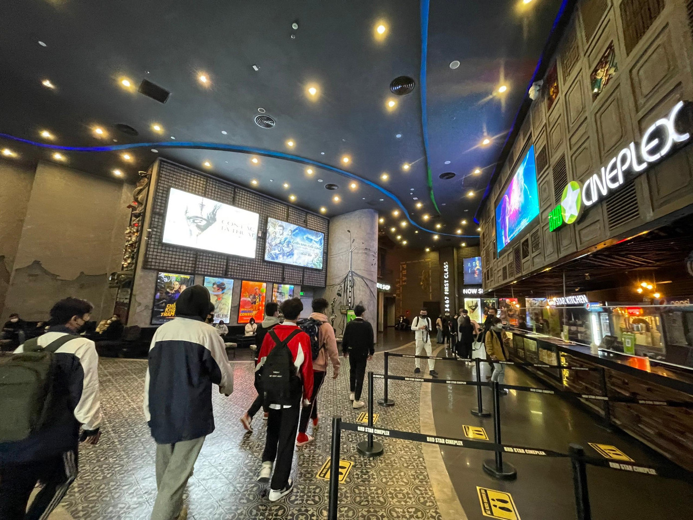 Ghi nhận tại rạp BHD phố Phạm Ngọc Thạch, các khách hàng mua vé xem phim đều tuân thủ giãn cách, đeo khẩu trang...