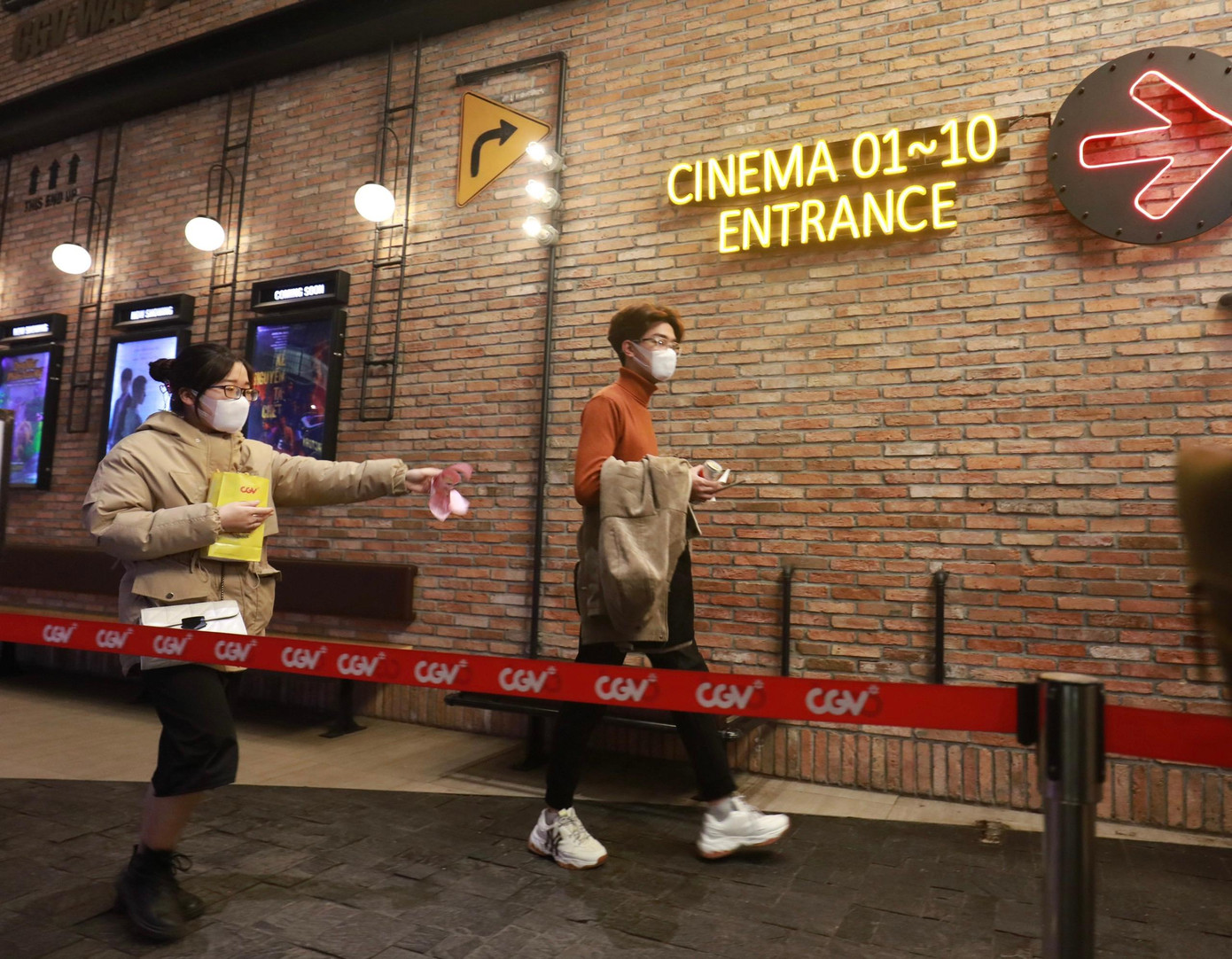 Anh Vũ Bảo Ngọc - quản lý vận hành khu vực 2 cụm rạp CGV chia sẻ: "Để chuẩn bị ngày mở cửa, chúng tôi đã tiến hành các biện pháp vệ sinh chuyên sâu, công tác phòng dịch cho tất cả các cụm rạp... Công suất chiếu sẽ tuân thủ theo khung giờ và thị hiếu của khách hàng".