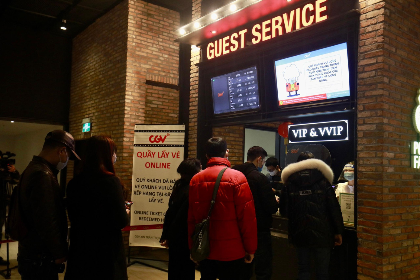Xếp hàng giãn cách để nhận vé online.