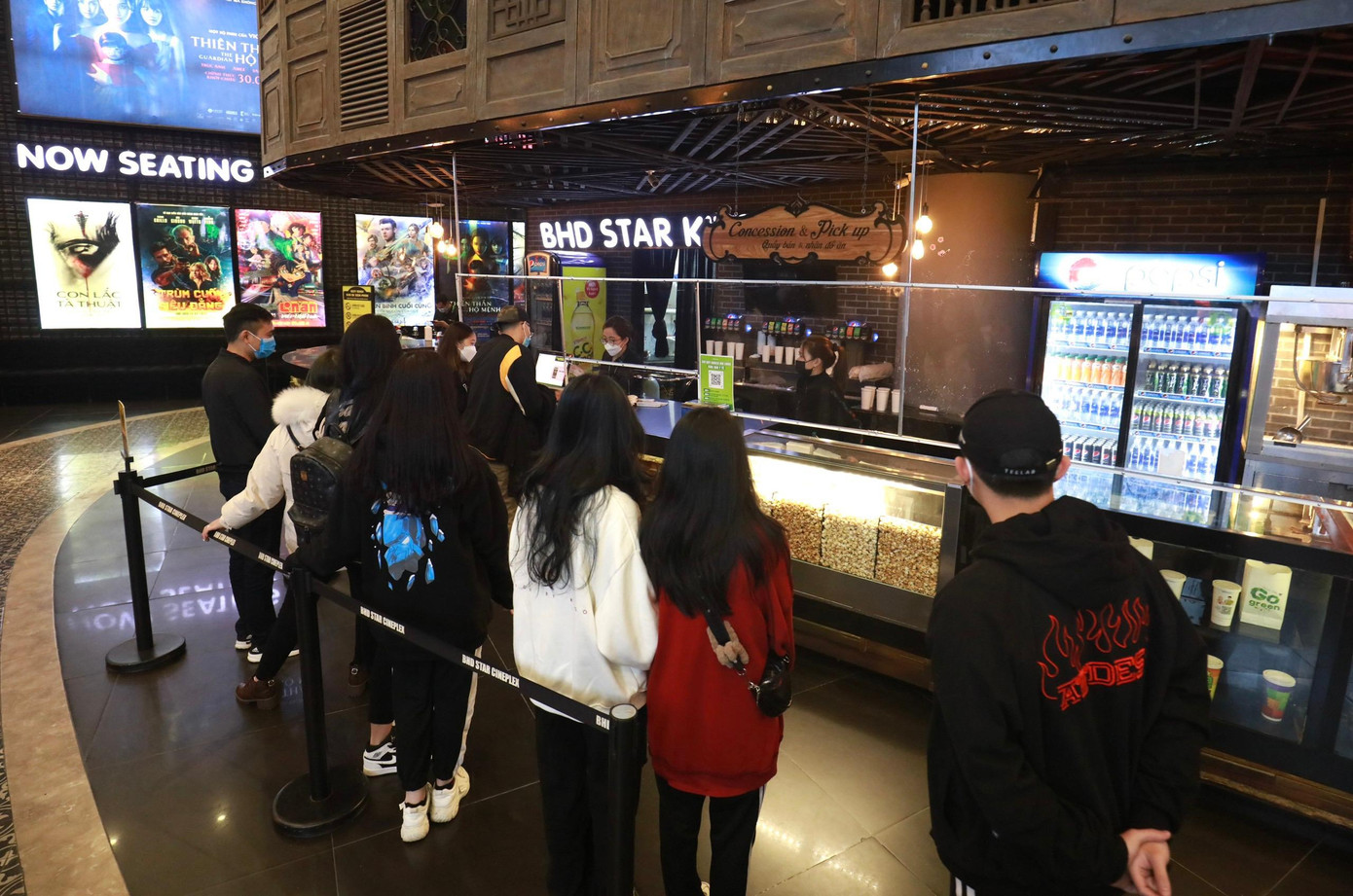 "Tôi rất háo hức khi lại được ngồi trong rạp xem phim vì không khí và cảm xúc rất khác với việc xem phim ở nhà. Hiện tại đây, công tác phòng dịch rất tốt nên tôi cũng khá an tâm", bạn Vân Anh (25 tuổi, ở quận Đống Đa) chia sẻ.
