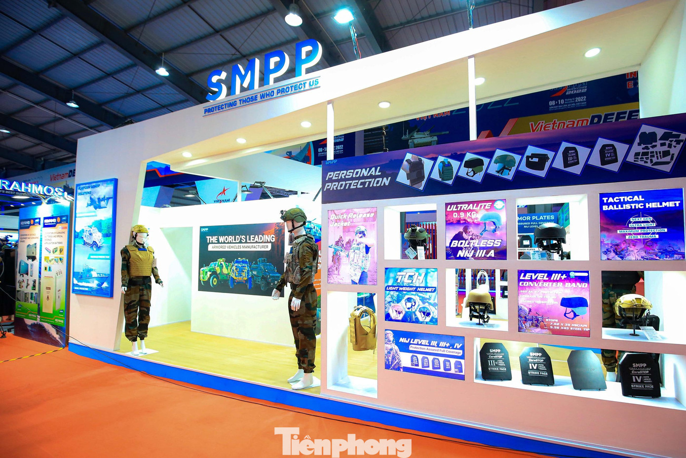 Từ 14h ngày 9/12 đến 17h ngày 10/12, người dân có thể đến tham dự triển lãm, xem trình diễn quốc phòng của đặc công và không quân Việt Nam tại sân bay Gia Lâm. Triển lãm kết thúc lúc 18h ngày 10/12.