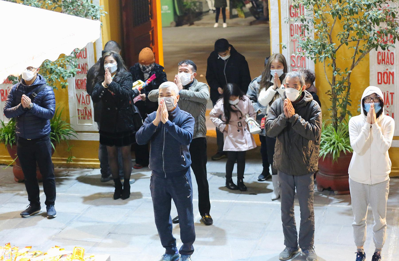 Sau thời khắc giao thừa, người dân Thủ đô chọn cách đi lễ chùa, cầu bình an cho gia đình.