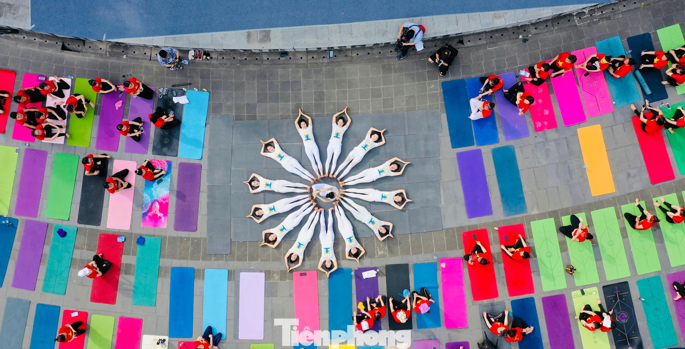 Festival diễn ra tại công viên Yên Sở gồm các tiết mục biểu diễn xếp hình Tháp Bút đẹp mắt đặc trưng của Thủ đô, màn đồng diễn Chào mặt trời gây ấn tượng mạnh.