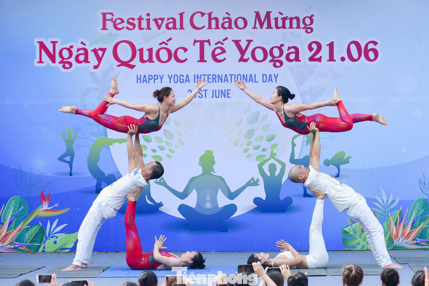 Những phần trình diễn với các động tác Yoga có độ khó cao được thực hiện bởi các HLV Yoga chuyên nghiệp.