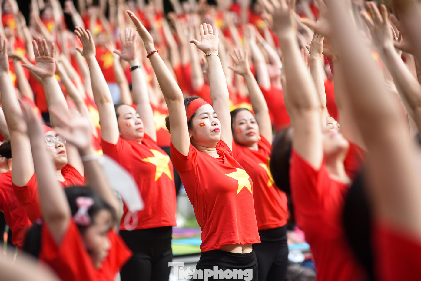 Sự kiện lần này thu hút hơn 1.000 người tham dự và đồng diễn yoga cùng các chuyên gia, huấn luyện viên Ấn Độ trong khoảng gần 60 phút.