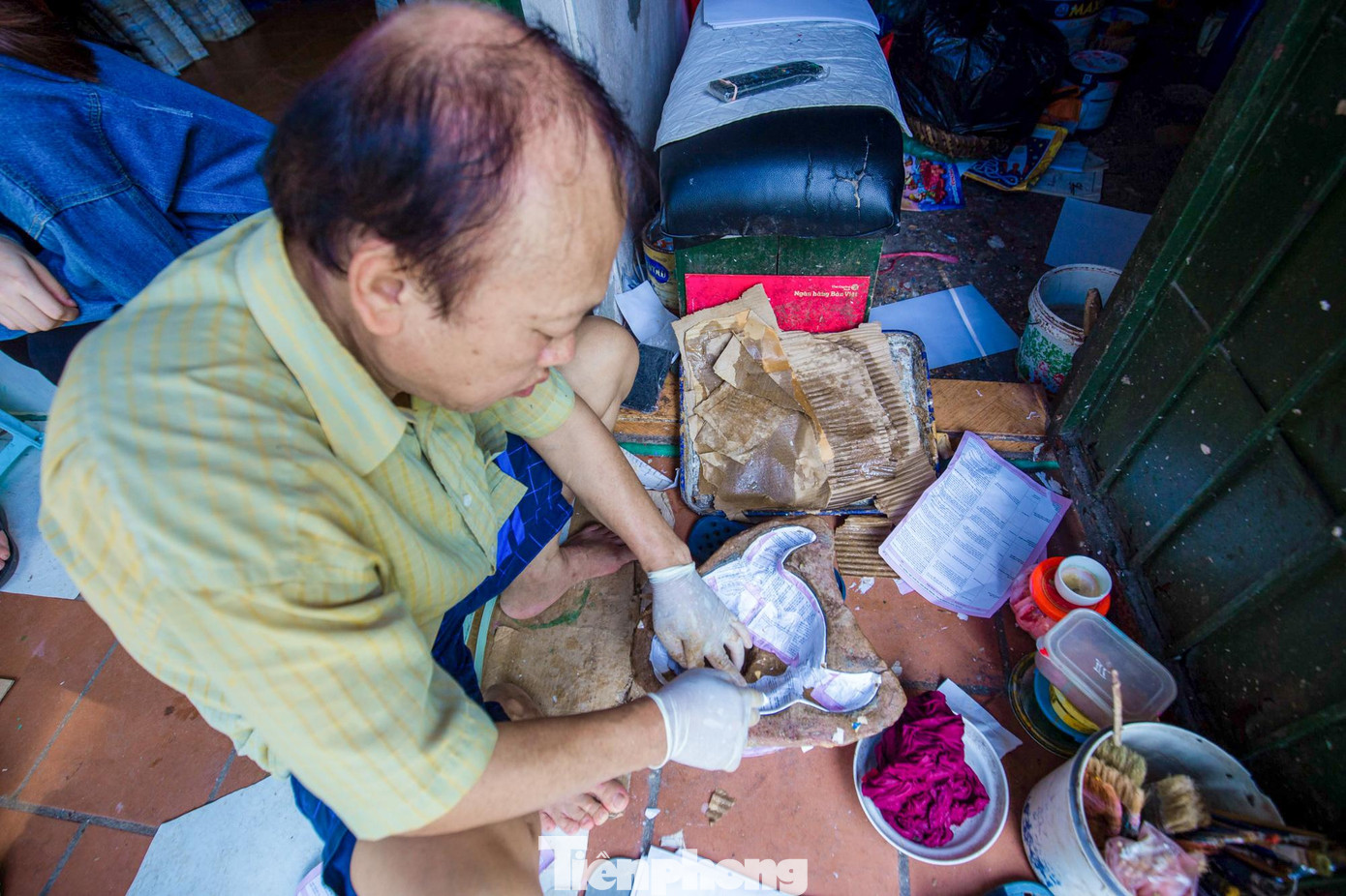 Ngày trước, hầu hết các nhà trong làng ông Hảo đều làm đồ chơi truyền thống bằng những nguyên liệu tự nhiên như tre, nứa, giấy, bìa carton. Nhưng hiện nay cả làng chỉ còn khoảng 10 hộ còn giữ nghề truyền thống này.