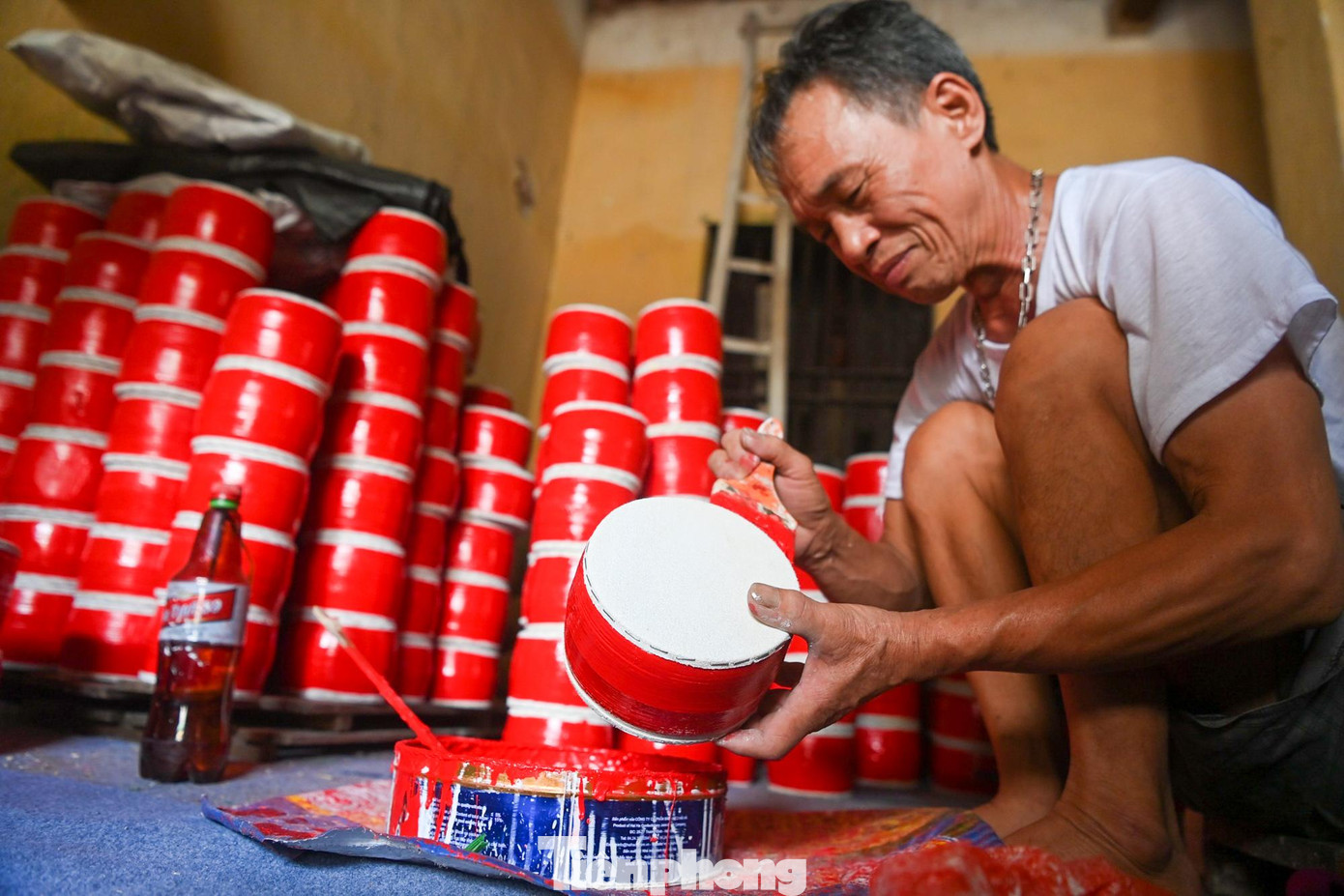 Ngày trước chưa có máy móc để làm thân trống, các công đoạn phải làm tay, tốn nhiều thời gian công sức. Ngày nay đã có máy móc hỗ trợ tiết kiệm nguyên vật liệu và cho năng suất cao hơn.