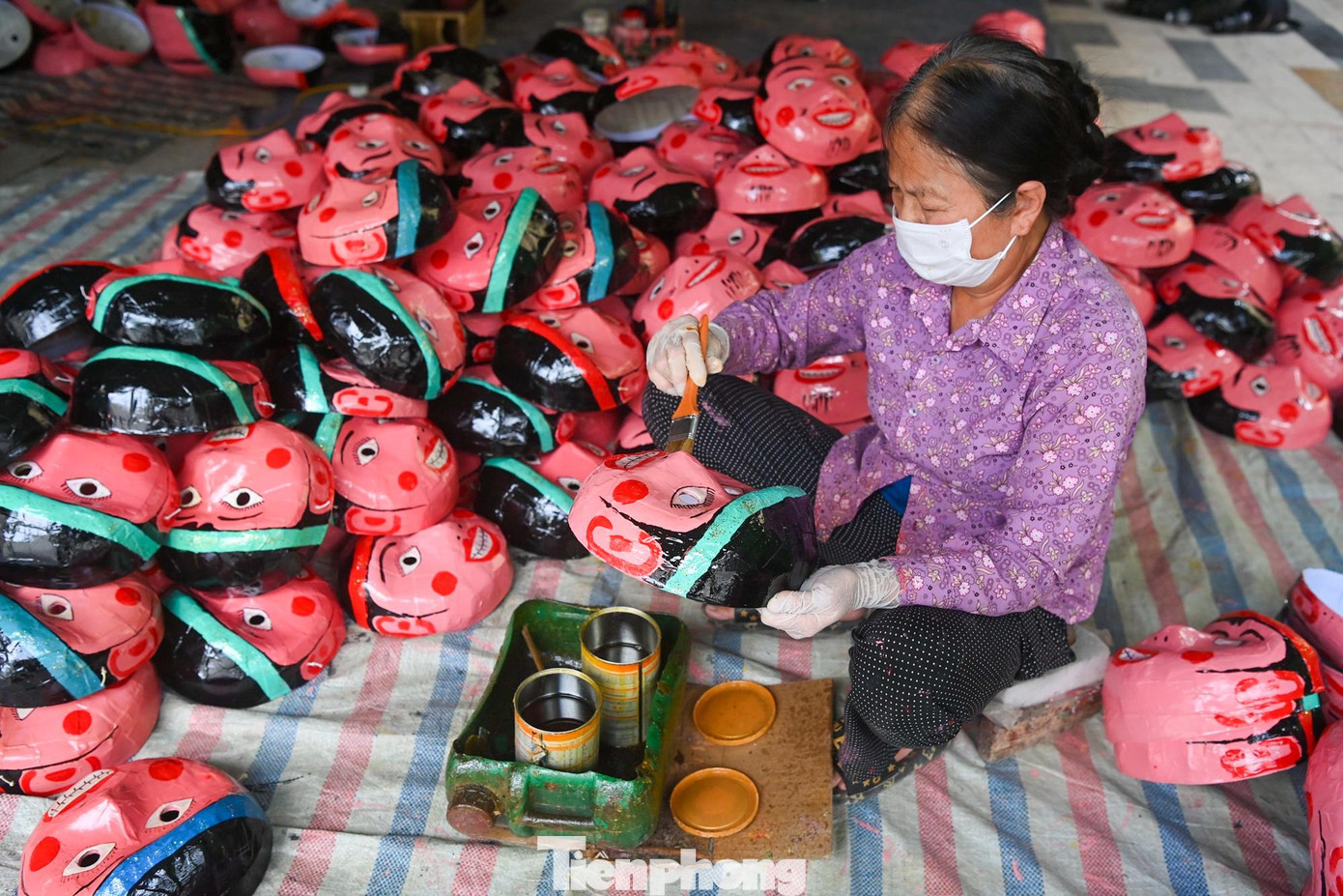Những món đồ chơi truyền thống như mặt nạ bồi ông Địa, thằng Bờm, chú Tễu... đã gắn liền với ký ức tuổi thơ của bao thế hệ trẻ em Việt Nam đã được sản xuất với nhiều tâm huyết của người dân làng nghề.