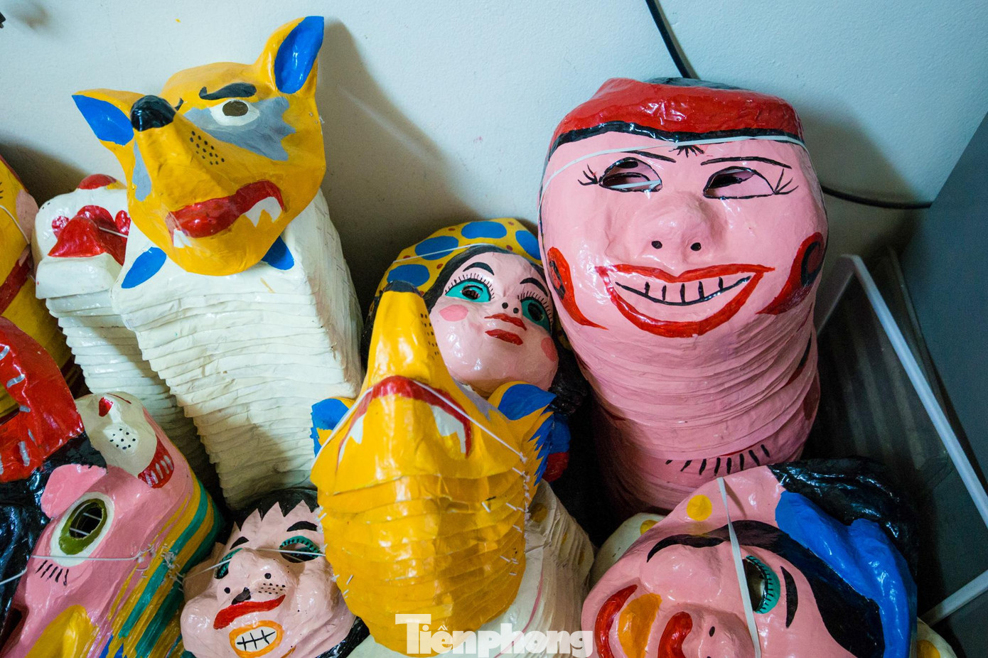 Tại làng Ông Hảo, các sản phẩm đồ chơi chơi Trung thu đều chủ yếu làm thủ công nên đòi hỏi sự tâm huyết, hăng say, tỉ mỉ của những người thợ lành nghề trong làng nghề.