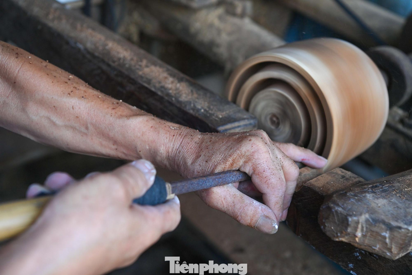 Làng Ông Hảo ngoài sản xuất các mặt nạ giấy bồi còn sản xuất cả trống gỗ thủ công.