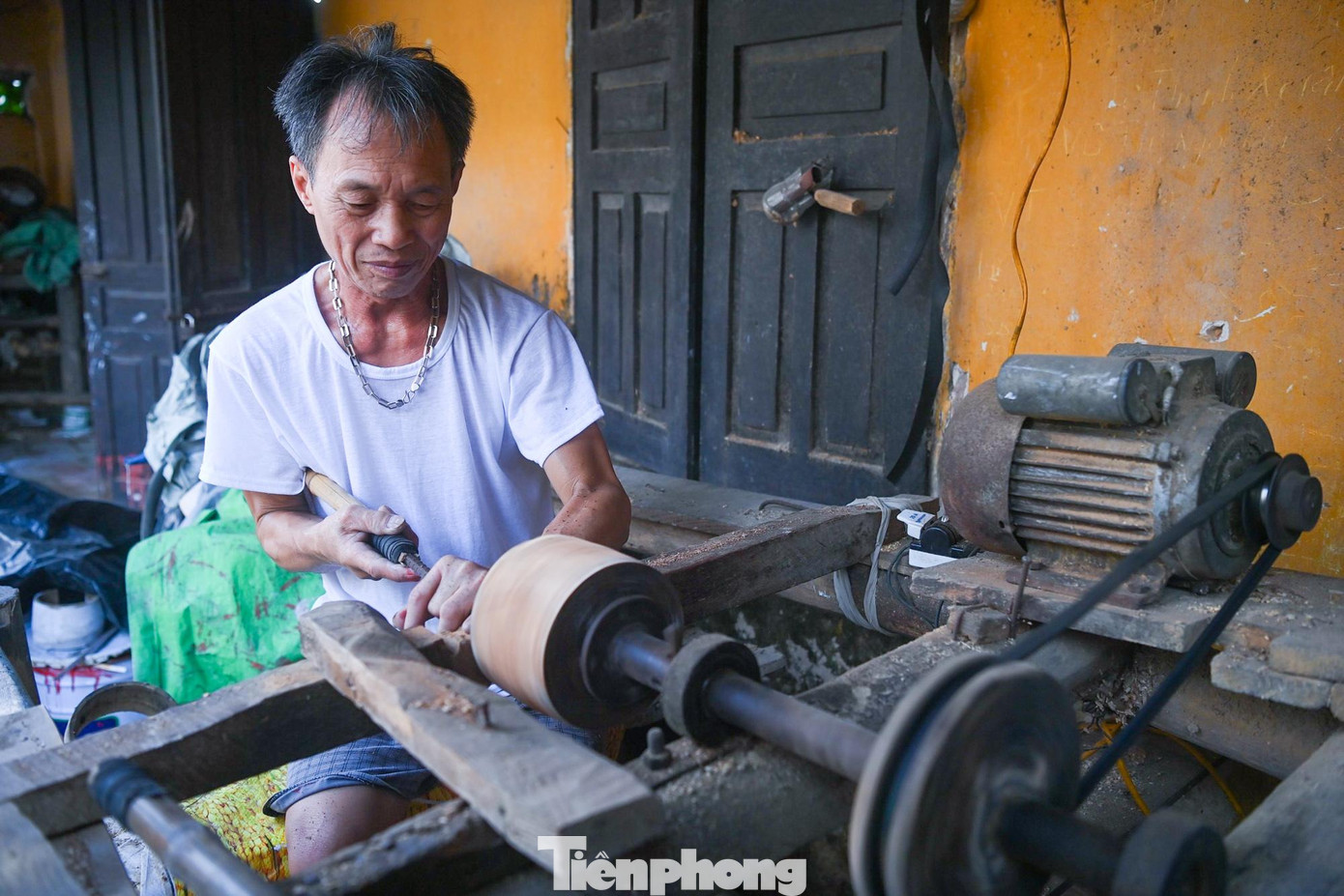 Mỗi năm cứ đến dịp Trung thu, cả làng lại tất bật sản xuất những món đồ chơi vốn truyền thống đã gắn liền với ký ức tuổi thơ ấu của bao thế hệ trẻ em Việt Nam.