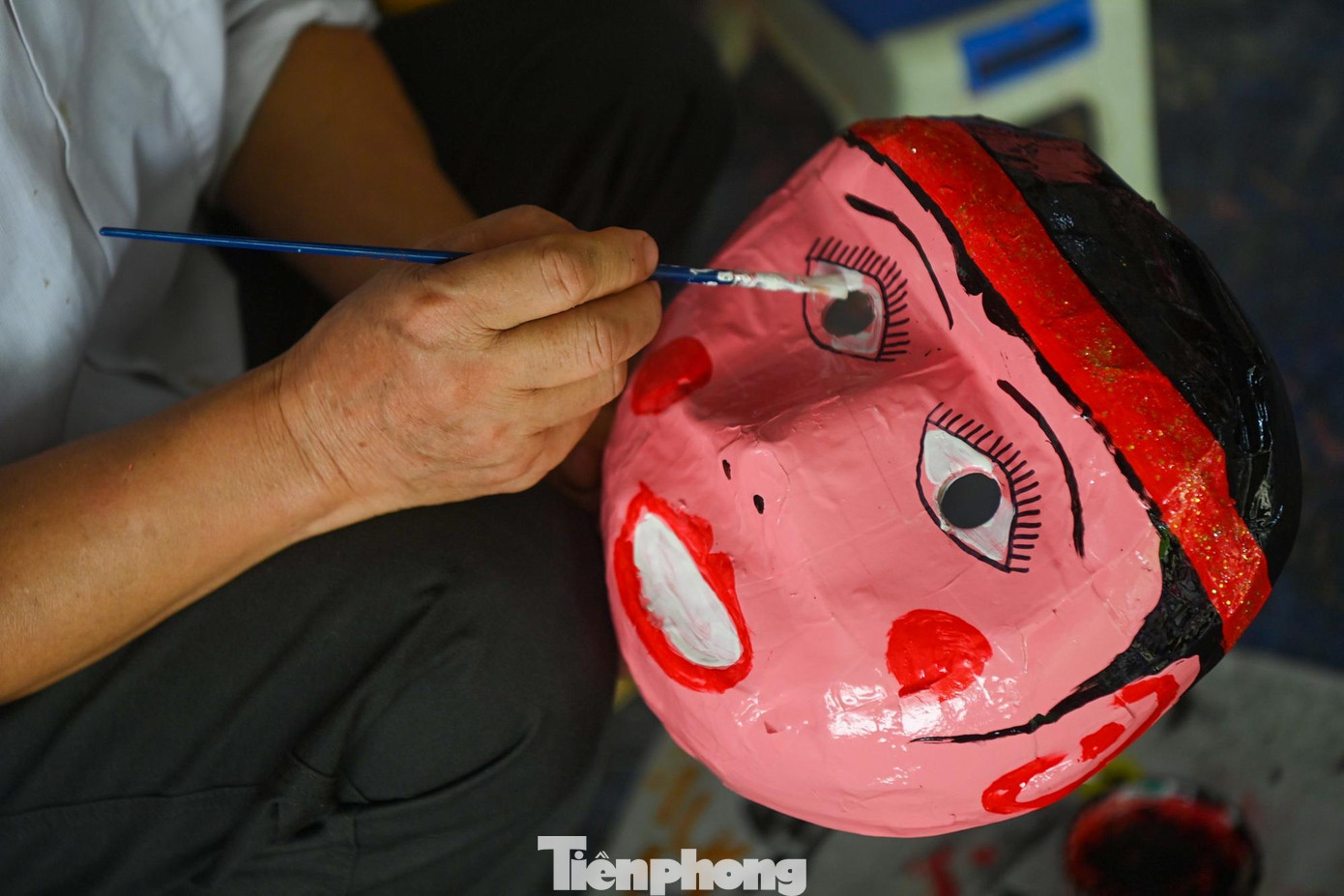 Mặt nạ kỳ công nhất là khâu vẽ, người làm tỉ mẩn chăm chút từng nét vẽ, tạo nên hồn và thần thái cho nhân vật.