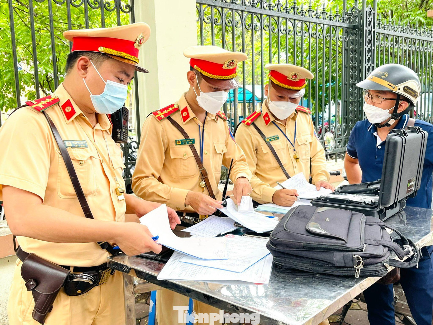 Một trường hợp khác là anh B.V.L (SN 1983, quê ở Thạch Thất, Hà Nội) bị tổ công tác dừng xe kiểm tra nồng độ cồn cho kết quả ở mức 0,380 miligam/1 lít khí thở.