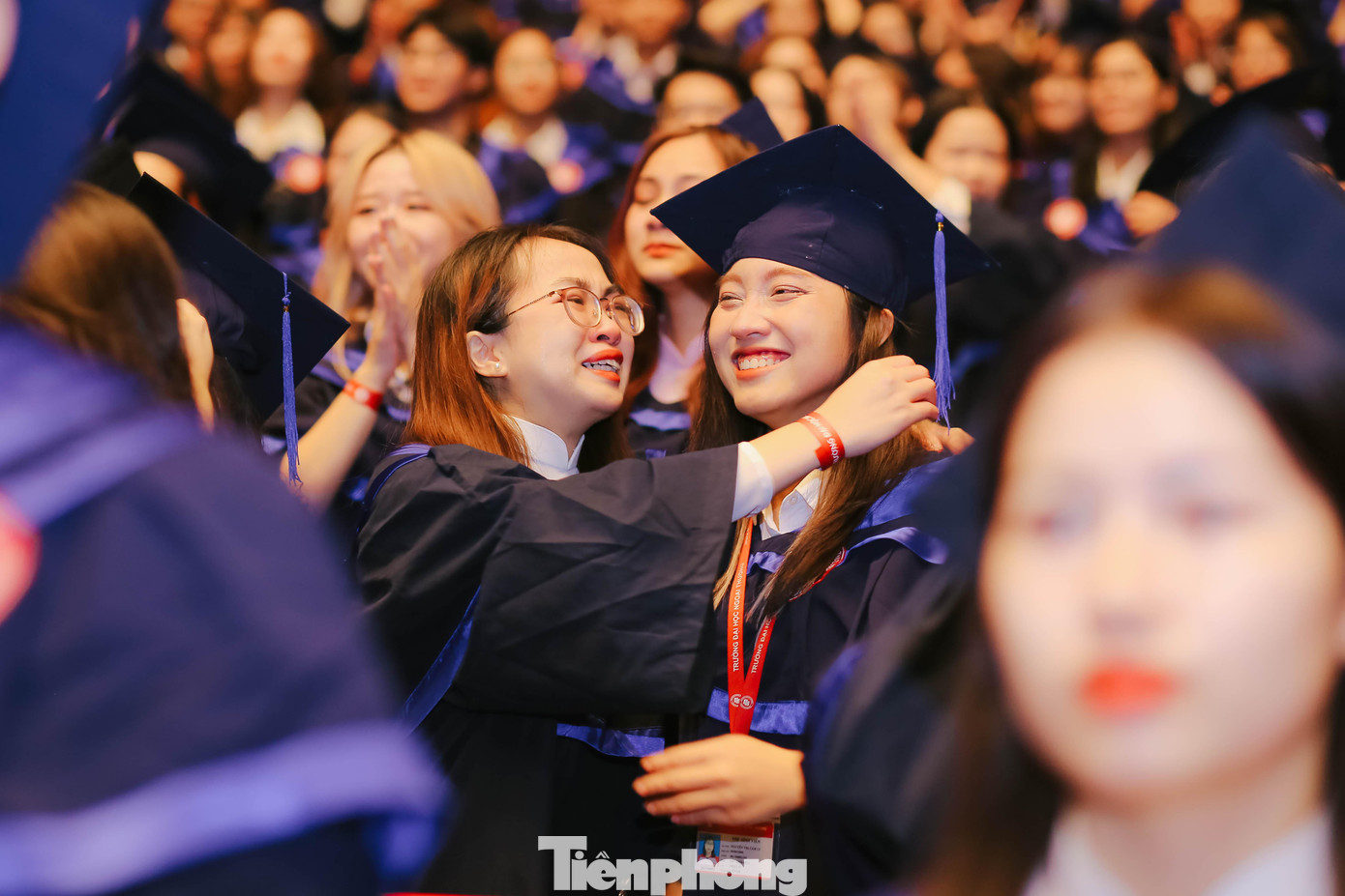 Khoảnh khắc tất cả những &quot;Người Ngoại thương&quot; có mặt trong buổi lễ cùng nắm tay nhau, cùng hòa nhịp vào giai điệu quen thuộc thân thương của ca khúc &quot;Tự hào Ngoại thương&quot;...