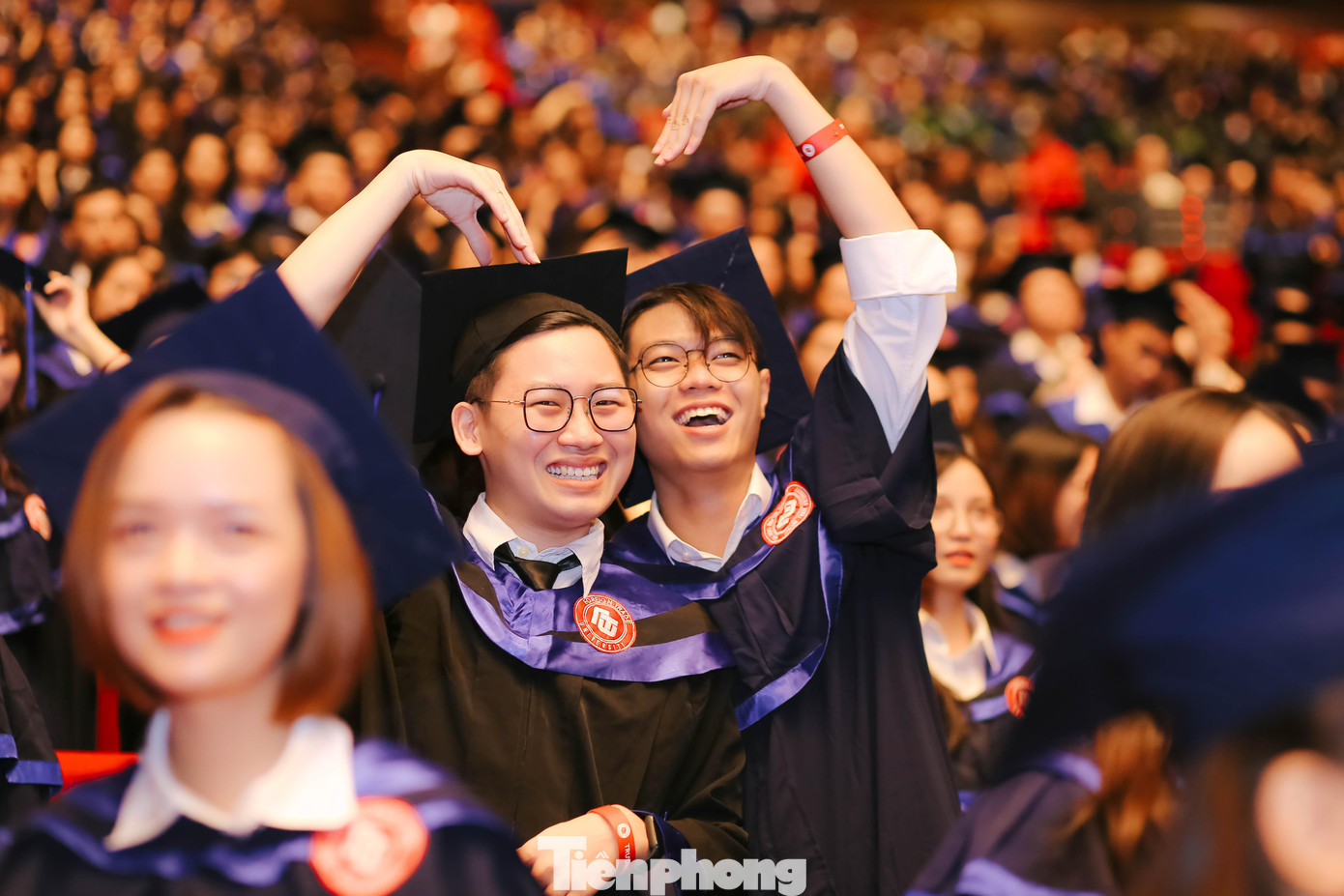 Mỗi tân cử nhân đều thấy được hình ảnh tốt nghiệp của chính mình, được vinh danh trong toàn khoá.