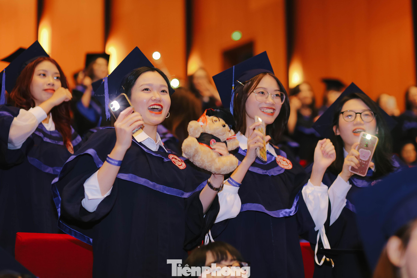 Các bạn sinh viên vô cùng hào hứng khi thấy hình ảnh của mình xuất hiện trong video clip vinh danh tất cả các tân cử nhân tốt nghiệp đợt 2 năm 2022.