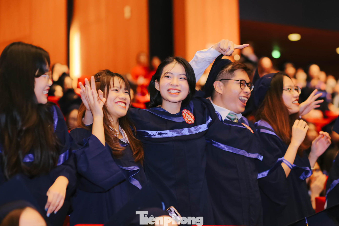 “Chia tay nhé, rồi ngày vui ta gặp nhau!”. Từ hôm nay, các tân cử nhân sẽ chính thức trở thành những cựu sinh viên của Nhà trường. Mong rằng dù trên bất cứ chặng đường nào của cuộc đời, các bạn hãy luôn nhớ có một mái nhà mang tên Ngoại thương, có một gia đình mang tên Ngoại thương luôn sẵn sàng dang rộng vòng tay yêu thương để đón những “đứa con xa trở về nhà”. Đó là lời nhắn gửi của thầy Hiệu trưởng đến toàn bộ 2.000 tân cử nhân.