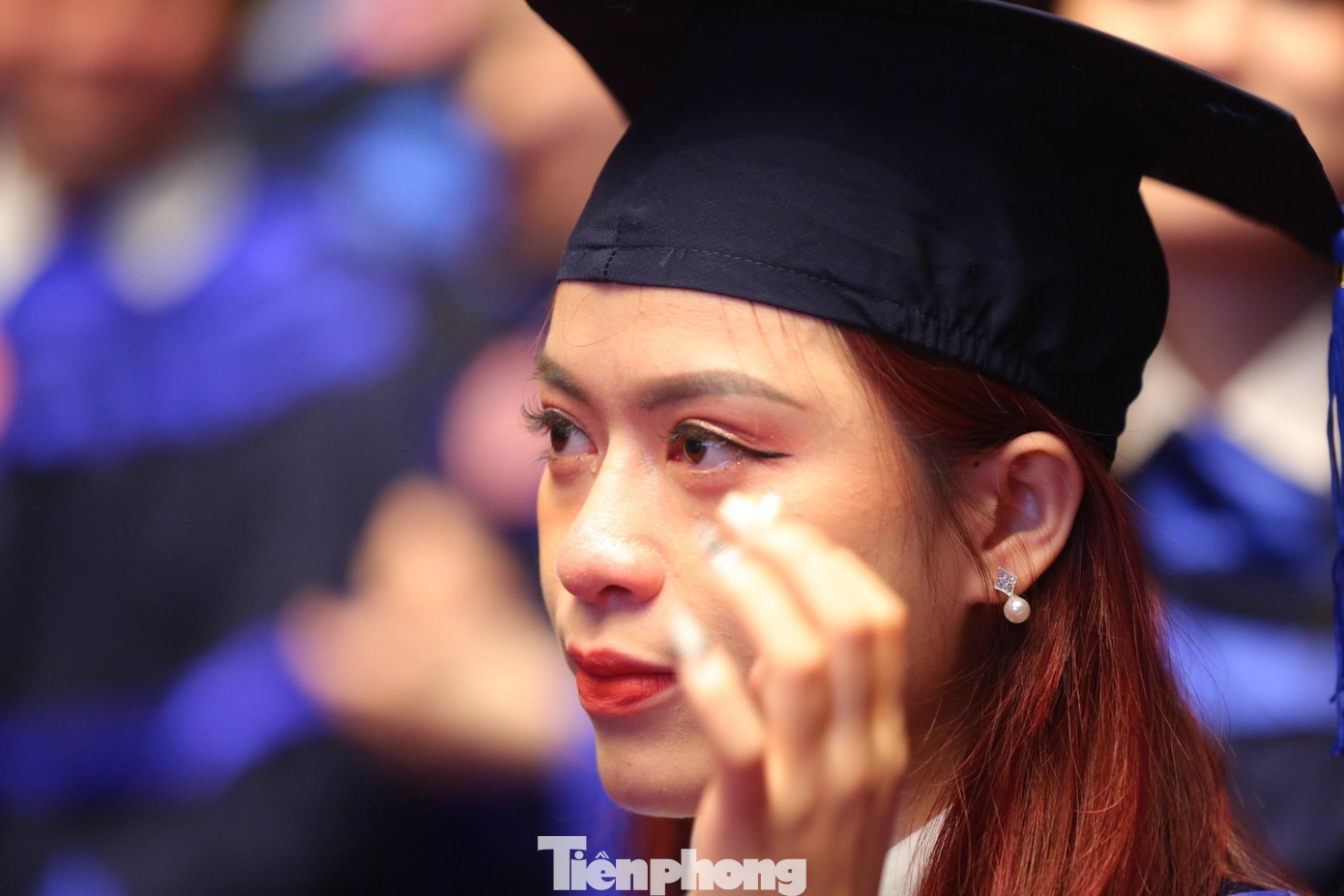 Giây phút chia xa đã cận kề sau 4 năm học sát cánh bên nhau, nhiều bạn sinh viên đã xúc động bật khóc.