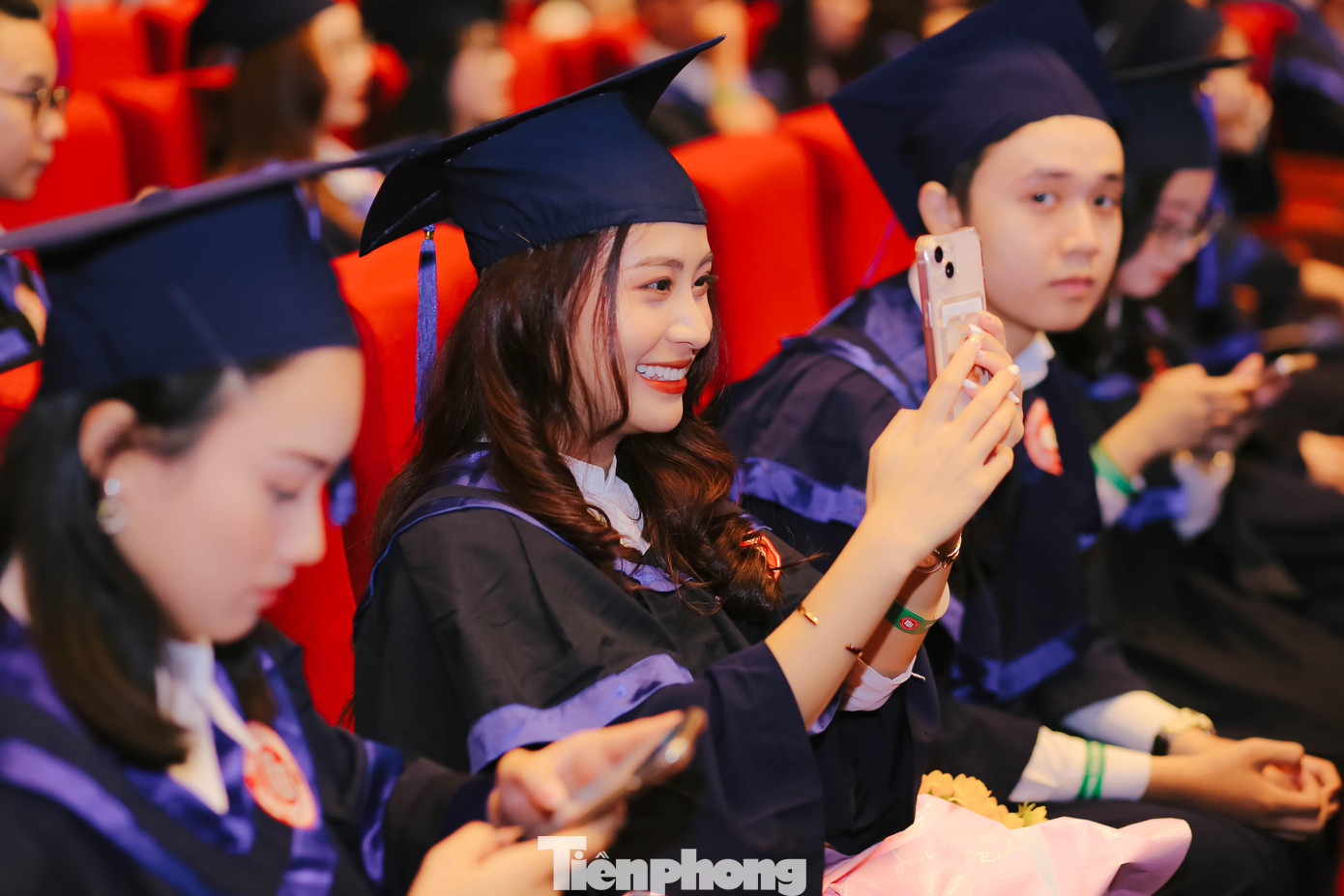 Cùng lưu giữ những khoảnh khắc đáng nhớ trong lễ tốt nghiệp.