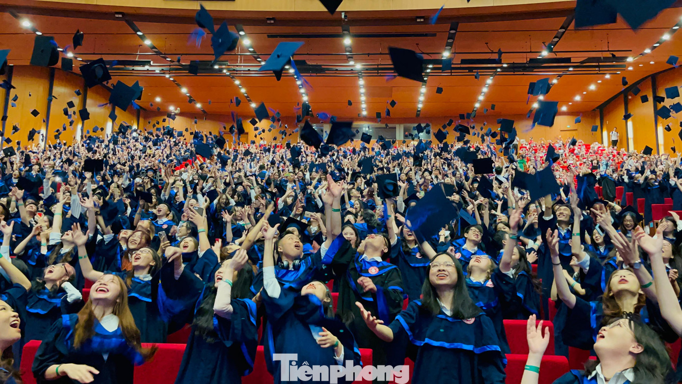 Hơn 2.000 sinh viên trường Đại học Ngoại thương đã cùng nhau có những giây phút xúc động trong buổi lễ tốt nghiệp hôm nay.