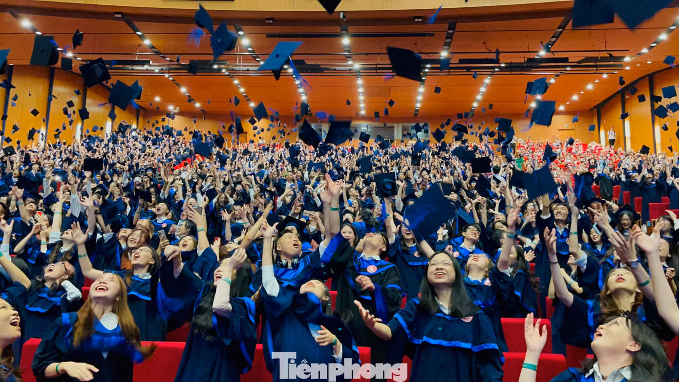 Hơn 2.000 sinh viên trường Đại học Ngoại thương đã cùng nhau có những giây phút xúc động trong buổi lễ tốt nghiệp hôm nay.