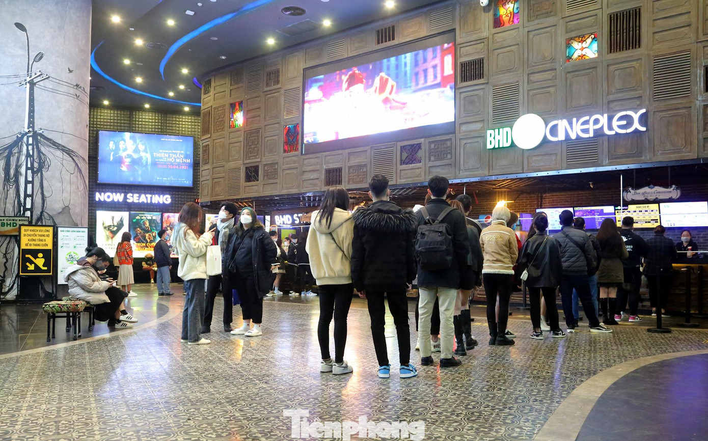 "Hôm nay đông quá, nhóm mình phải chia ra xếp hàng, một người mua vé, một người mua bỏng, nước. Nhưng cũng còn may là đã mua được vé, chứ đi muộn chút nữa chắc phải đợi suất chiếu sau", một khách nữ chia sẻ.