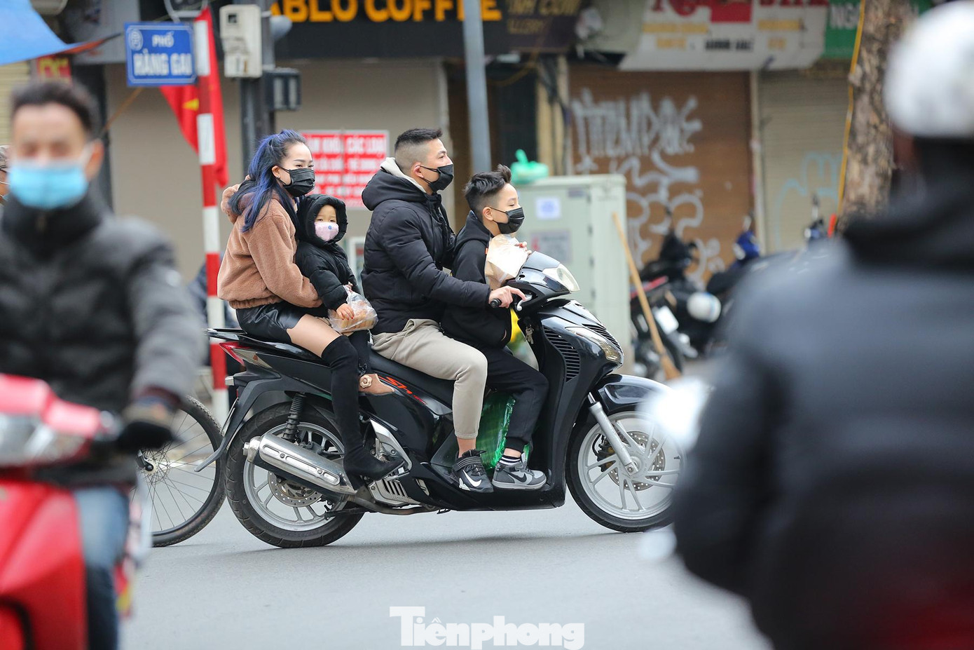 Tuy nhiên, một số người dân vẫn còn tâm lý chủ quan, không đội mũ bảo hiểm khi tham gia giao thông.